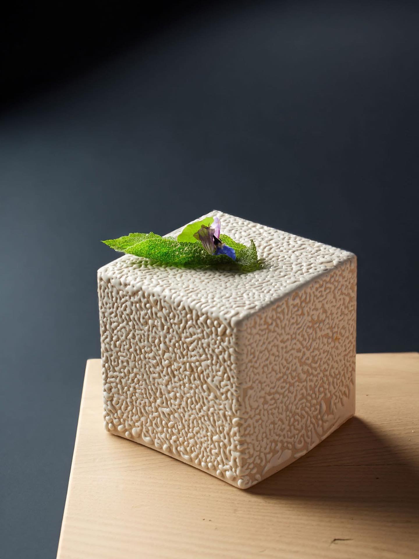 ✨ Exemple de bouchée d’accueil ✨
Feuille de sauge croustillante, délicatement parfumée aux herbes et fleurs, fraîchement cueillies du jardin.Un premier éclat de fraîcheur et de nature pour éveiller vos papilles dès l’arrivée.
Crédit photo : @lukam_food
#BouchéeDAccueil #SaveursDuJardin #Enfinbarr #HerbesEtFleurs
