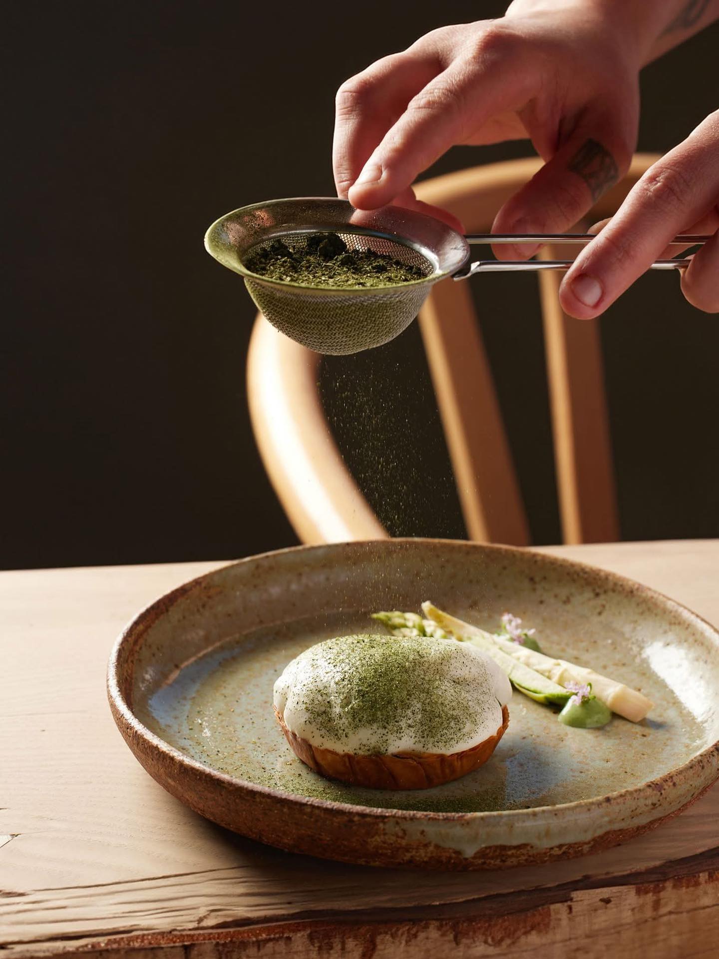🌿 Cette année encore, l’asperge nous a régalés !
Un grand merci à la ferme Heckmann de Duppigheim pour ce trésor de saison.✨
Sublimée en croustillant et en fondant, elle a délicatement éveillé nos papilles.
Rendez-vous l’année prochaine pour de nouvelles créations autourde ce joyau du printemps !
Crédit photo : @lukam_food
#AspergeDeSaison #FermeHeckmann #Enfinbarr #SaveursDuTerroir